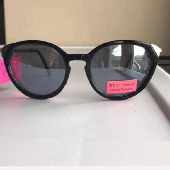 Betsey Johnson Sunglasses - Picture 1 of 6